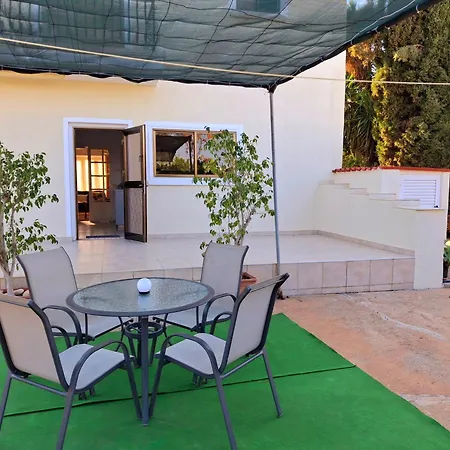 Grandma's House Λιοπέτρι